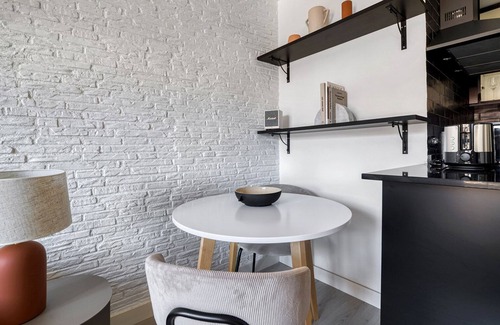 Golden Triangle of Art Apartment | Sleek Huertas-Cortes 1BR, in Las Letras & heart of Madrid, by Blueground