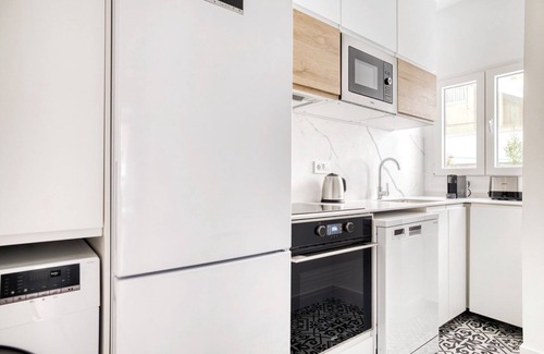 Golden Triangle of Art Apartment | Sleek Huertas-Cortes 2BR, in Las Letras & heart of Madrid, by Blueground