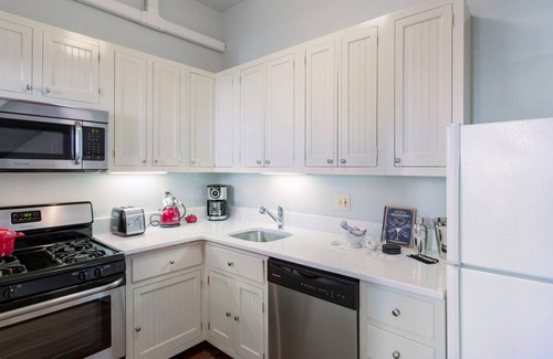 Logan Circle Apartment | Sleek Logan Circle 1BR w/W/D close to 14th St by Blueground