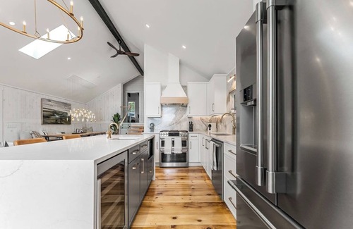 Enfield House | Sleek Modern Lake House