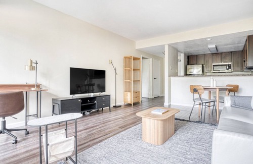 Palo Alto Apartment | Sleek Palo Alto 1BR w/Gym & Pool, 10 mins to FB & Google, by Blueground