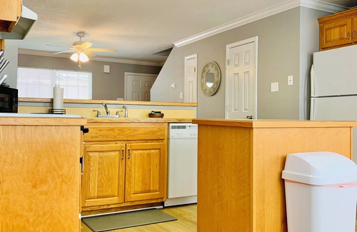 Concord Condo | Sleek Retreat w/Modern Fresh Vibes!