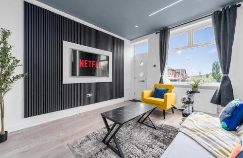 Bolton House | Sleek & Sunny 2BR -The Gallery House - Sleeps 5 - Family Friendly