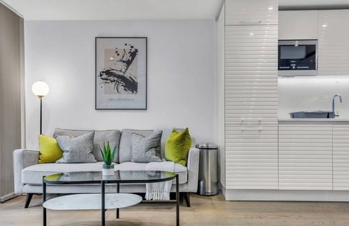 Bunhill Apartment | Sleek Two Bedroom Apartment in Central Street by MySquare
