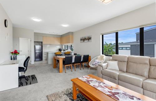 Massey Apartment | Sleek Vista Townhouse with deck and air-con