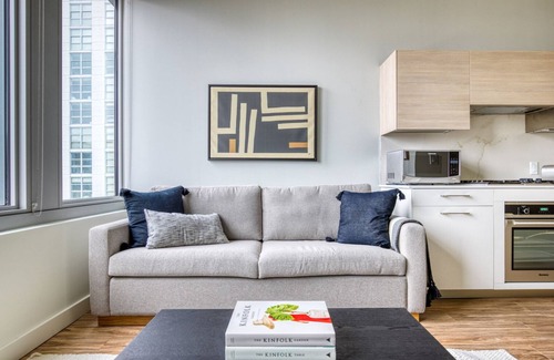 West Loop Gate Apartment | Sleek West Loop Studio w/Deck, Pool & Gym, 3 blocks to L, by Blueground