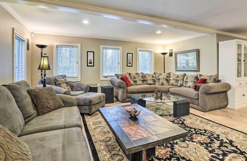 Byfield Apartment | Sleek West Newbury Apartment w/ Pool Access!