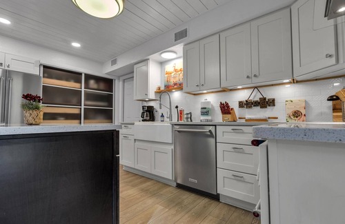 Largo House | SLEEP 16, Heated Pool, Tiki, 5 min to Beach, Kayak
