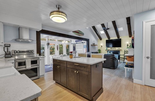 Largo House | SLEEP 16, Heated Pool, Tiki, 5 min to Beach, Kayak