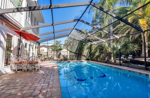 Largo House | SLEEP 16, Heated Pool, Tiki, 5 min to Beach, Kayak
