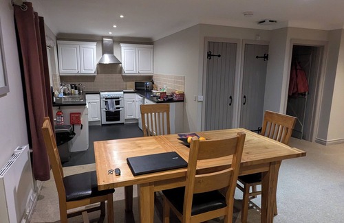 Penrith Cottage | Sleep 8, disabled access with onsite swim pool, gym & restaurant. Late bargain