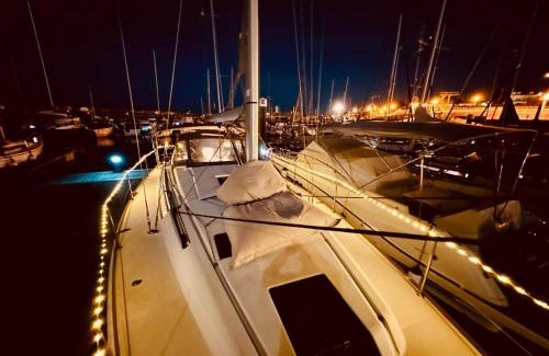 Oeiras Boat Rental | Sleep aboard a modern sailboat in Oeiras