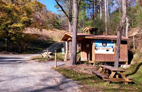 Clyde Cabin | 🚂 Sleep in a caboose on a bison ranch: Seaboard Coast Line #0843