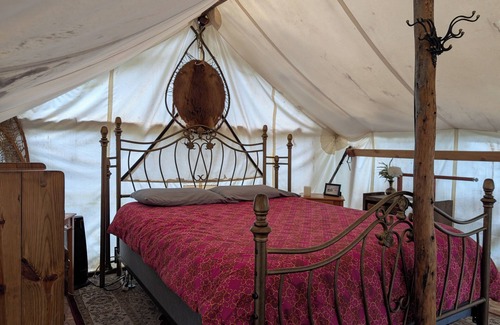 Fairbanks Cabin | Sleep in the trees! A treehouse escape just 5 minutes from airport and downtown!