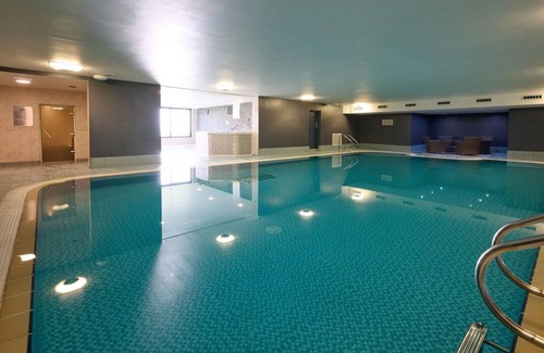 Penrith Cottage | Sleep8 Cottage, disabled access onsite swim pool, gym & restaurant. Late bargain
