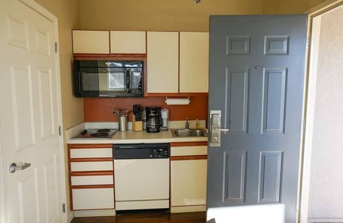 Wichita Apartment | Sleepover: Cheerful Studio - Downtown Wichita