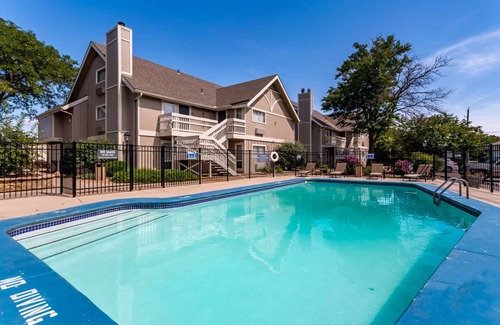 Downtown Wichita Apartment | Sleepover: Earthy 1BD/1BA + Gym - Downtown Wichitan