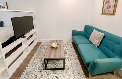 Springfield Apartment | Sleepover: Quaint Studio- Downtown Springfield