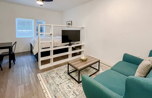Springfield Apartment | Sleepover: Quaint Studio- Downtown Springfield