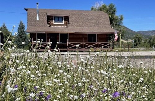 South Fork Cabin | Sleeps 10. 3 master suites! Next to the park! Great for families