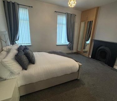Salford House | -Sleeps 10 People Spacious House -Fast Free WiFi -Free Parking -Contractor Friendly