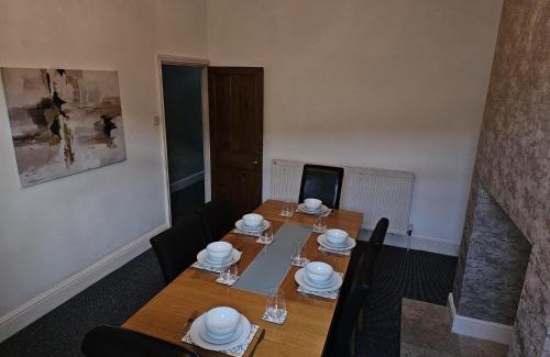 Salford House | -Sleeps 10 People Spacious House -Fast Free WiFi -Free Parking -Contractor Friendly