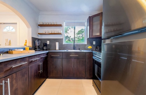 Wynwood Art District House | Sleeps 10 | Private Pool | Jacuzzi | BBQ | Games | Games