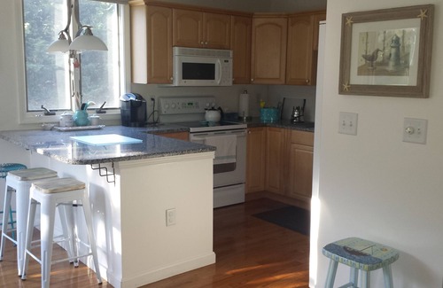 East Harwich House | Sleeps 10+/Walk To Buck's Pond Lake! Close To Beach/Golf/Restaurants