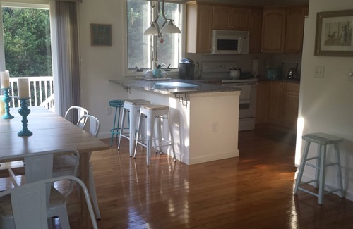 East Harwich House | Sleeps 10+/Walk To Buck's Pond Lake! Close To Beach/Golf/Restaurants