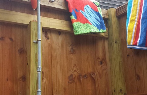 East Harwich House | Sleeps 10+/Walk To Buck's Pond Lake! Close To Beach/Golf/Restaurants