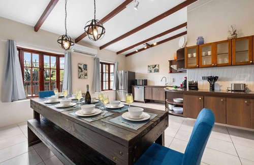 Boegoeroei Villa | ~Sleeps 12 ~Spacious ~Private Pool ~Great Location