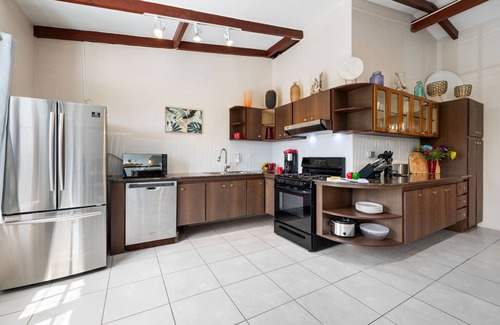 Boegoeroei Villa | ~Sleeps 12 ~Spacious ~Private Pool ~Great Location