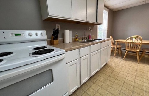 New Castle House | Sleeps 14! 4 BR w/9 Beds & 2 Bathrooms + WIFI!