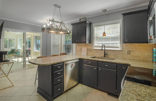 Charlotte House | Sleeps 15, Entire Home, Deep Discounts for Longer Stays
