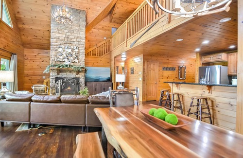 Ellijay Cabin | Sleeps 16 Lux Living w/Stunning Views! Fire pit,Game room, Hot tub, Fireplace