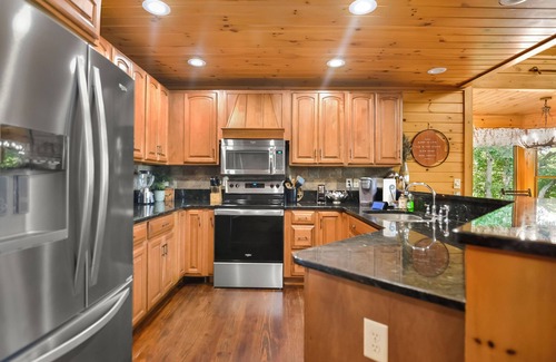 Ellijay Cabin | Sleeps 16 Lux Living w/Stunning Views! Fire pit,Game room, Hot tub, Fireplace