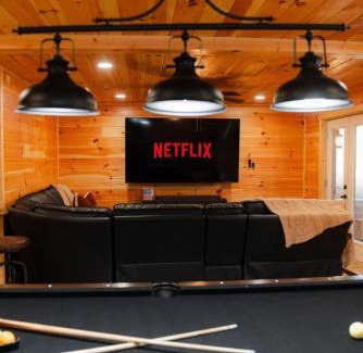Carbon Hill House | Sleeps 16 Luxury Cabin with Game Room & Hot Tub