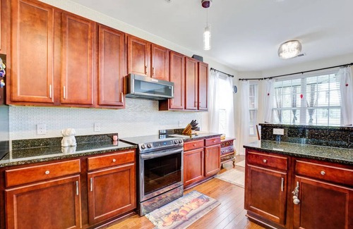 Hollywood House | Sleeps 16 Spacious Near Local Beaches, Near Military, Family Friendly