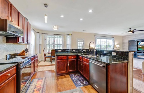 Hollywood House | Sleeps 16 Spacious Near Local Beaches, Near Military, Family Friendly