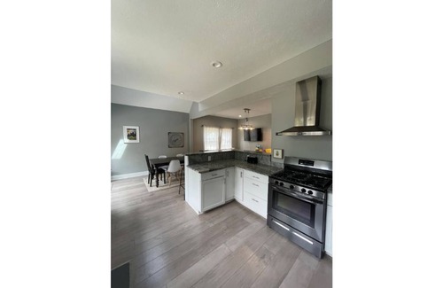 Near Eastside House | Sleeps 16 - Spacious - King Beds - Kid Friendly - Walkable