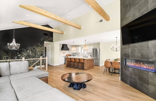 Brookfield House | Sleeps 18! Dock, Lake access, pool table, 2 kitchens, Large area to entertain.