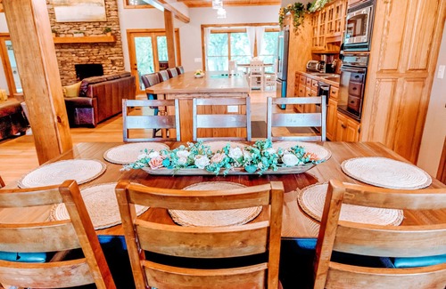 Mountain View House | Sleeps 18, Stunning Home, Breathtaking Views of The White River, New Furnishings