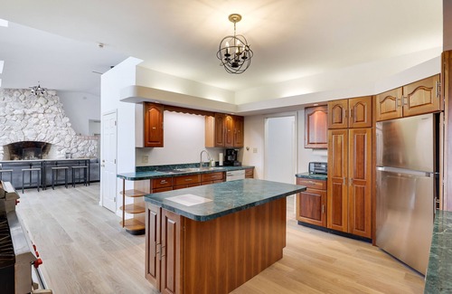 Narrowsburg House | Sleeps 19! Dine Together w/View + Pool & Sauna
