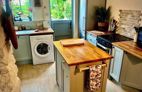 Snitterfield Cottage | Sleeps 2 Cottage -Private Garden - Log burner