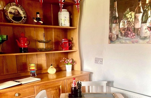 Snitterfield Cottage | Sleeps 2 Cottage -Private Garden - Log burner