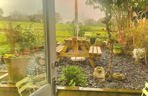 Snitterfield House | Sleeps 2 Cottage -Private Garden - Log burner
