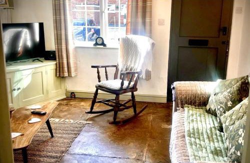 Snitterfield House | Sleeps 2 Cottage -Private Garden - Log burner
