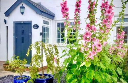 Snitterfield House | Sleeps 2 Cottage -Private Garden - Log burner