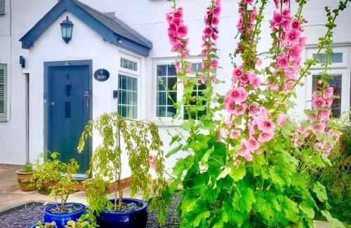 Snitterfield House | Sleeps 2 Cottage -Private Garden - Log burner