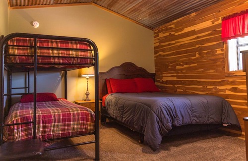 Norfork House | (Sleeps 20)Fishing Lodge Steps from the River